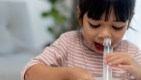 Neonati e bambini: lavaggi nasali, come farli correttamente