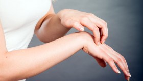 Psoriasi, il peso invisibile sulla psiche