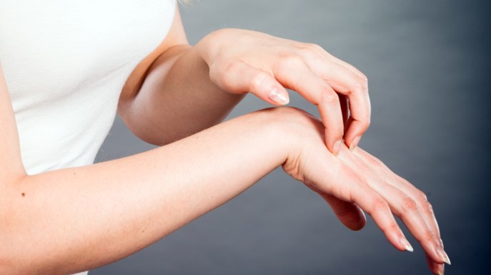 Psoriasi, il peso invisibile sulla psiche