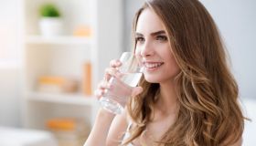 Quanta acqua bere al giorno? Ecco come comportarsi