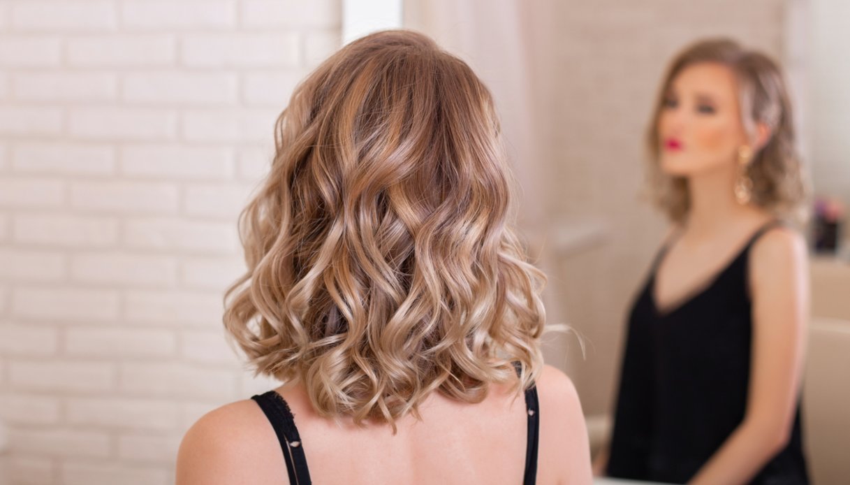 Idee di look di tendenza per i capelli mossi