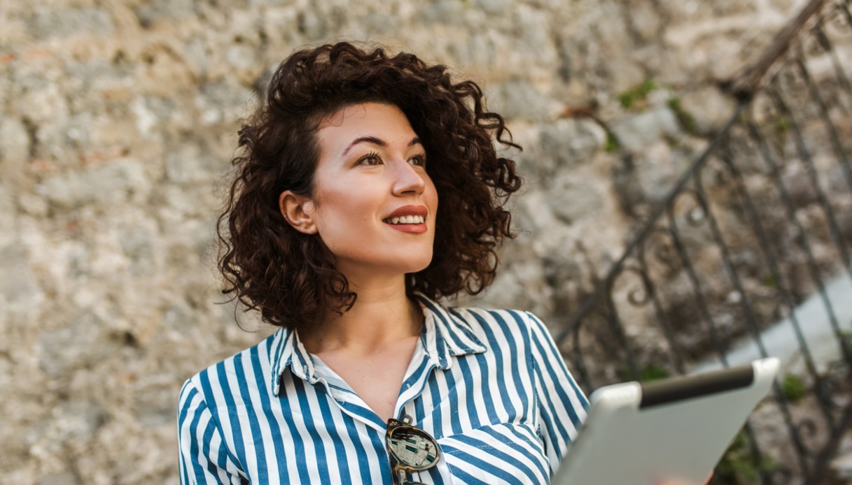 Tagli e acconciature di tendenza perfetti per i capelli ricci