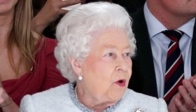 La Regina Elisabetta per la prima volta alla London Fashion Week dà lezioni di stile