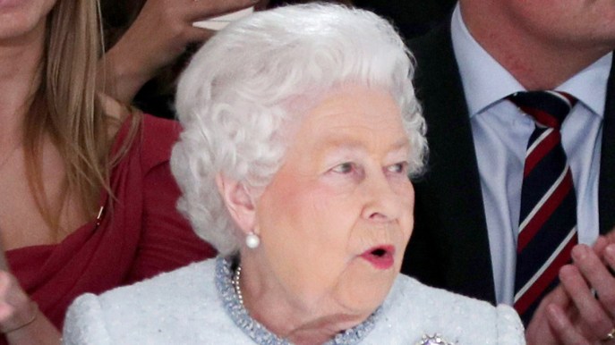 La Regina Elisabetta per la prima volta alla London Fashion Week dà lezioni di stile