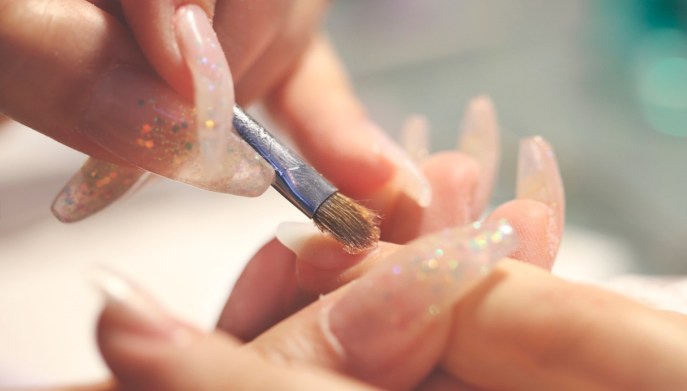 Ricostruzione unghie in gel, perché e come farla
