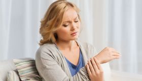 Formicolio alle mani: ecco cosa può nascondere questo disturbo