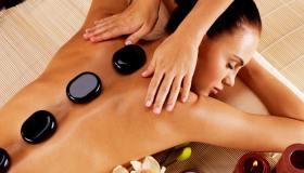 Hot Stone Massage: a cosa serve il massaggio con le pietre calde
