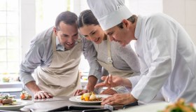 Regali per gli amanti della cucina: come conquistarli