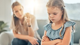 Le frasi che fanno sentire in colpa tutti i bimbi (e che diciamo spesso)