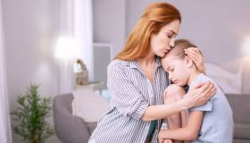 Cosa succede quando la mamma è iperprotettiva: le conseguenze sui figli