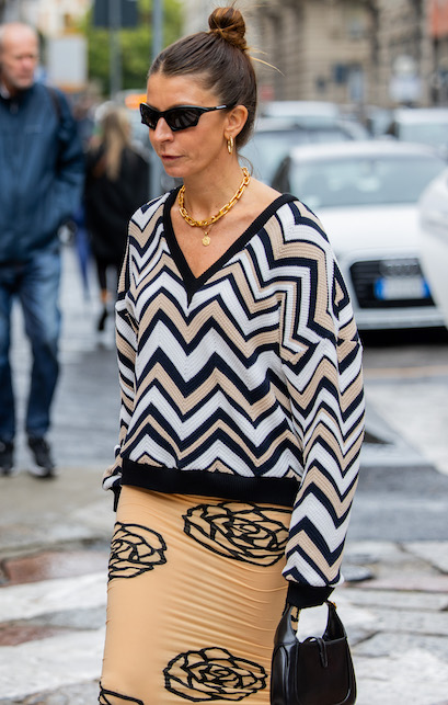 donna con pullover a V in fantasia