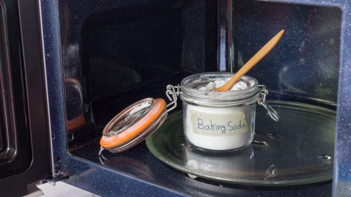 Forno a microonde: puliscilo con bicarbonato e aceto