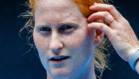 Il bacio di Alison Van Uytvanck alla fidanzata a Wimbledon contro la paura