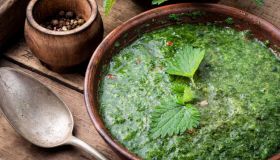 Ortica: l’ingrediente detox da mettere nel risotto