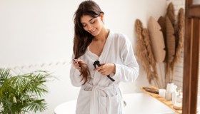 Spray salino per capelli: come prepararlo a casa per una chioma piena di onde tutto l’anno