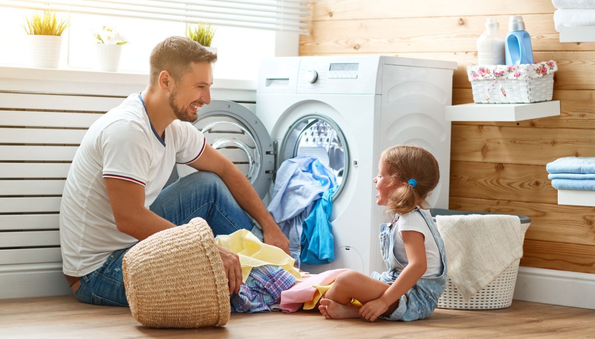 Pulire la casa con bambini