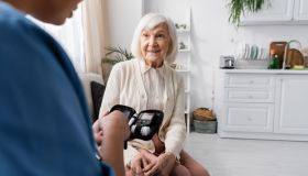 Pressione a 70 anni: i valori corretti e le possibili strategie farmaceutiche