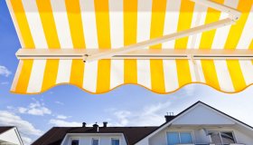 Come pulire le tende da sole