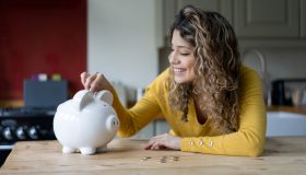 Risparmiare soldi ogni giorno: 10 piccoli trucchi (che funzionano)