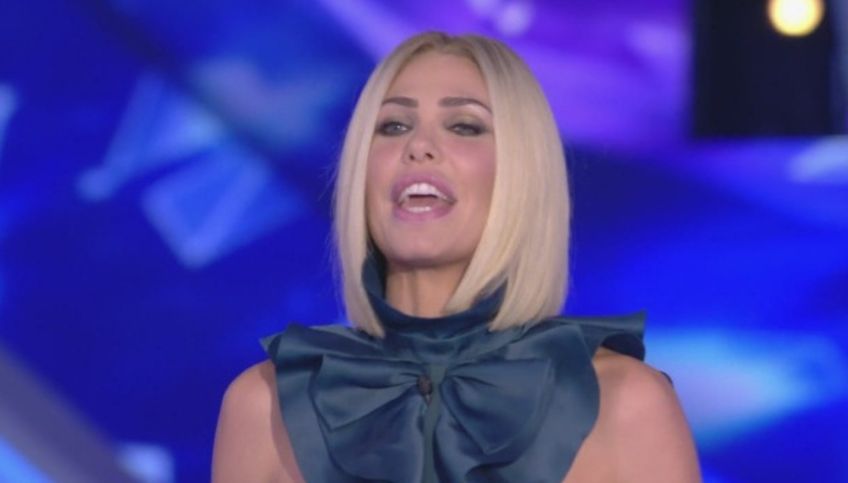 Ilary Blasi sorprende tutti: nuova parrucca e abito castigato, ma non convince