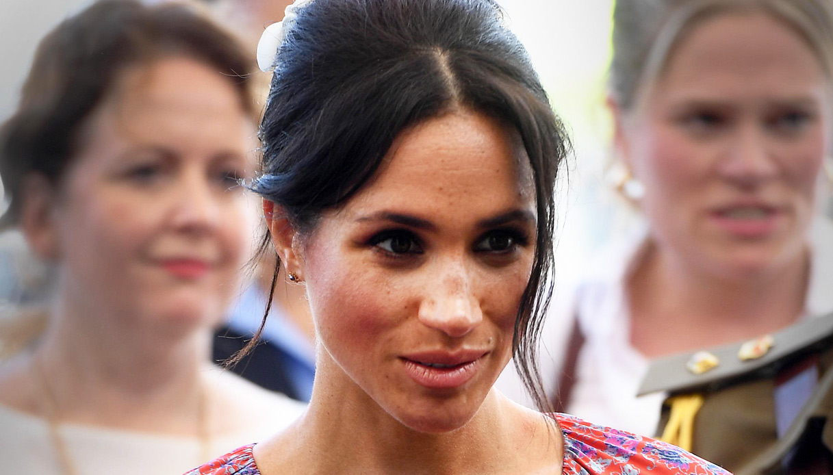 Pericolo per Meghan Markle alle Fiji: scortata fuori dal mercato dalle guardie del corpo
