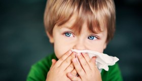 Raffreddore nei bambini: sintomi, cause e migliori rimedi