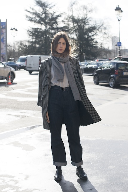 donna con blazer, jeans e stringate