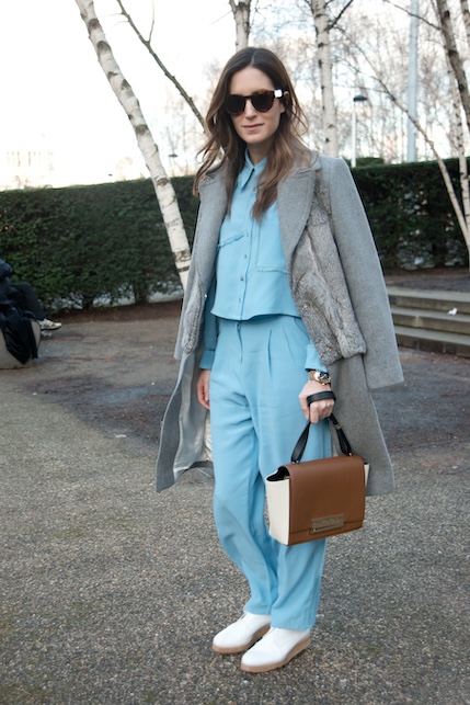 donna con completo azzurro e stringate