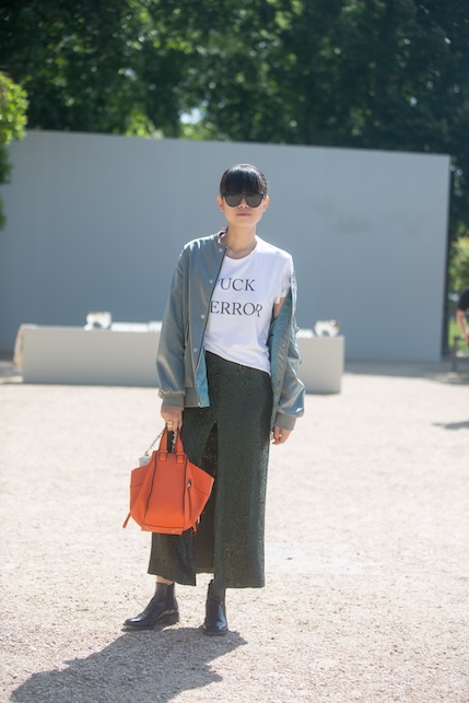 Donna con tshirt stampata, gonna e stringate