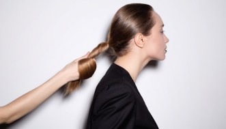 Asciugare i capelli in estate: scopri i metodi migliori e senza calore!