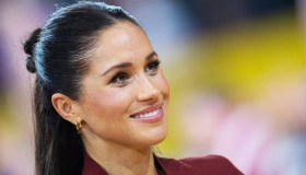 Meghan Markle in tour: guardaroba da 150mila euro, sneaker vegane e passi falsi
