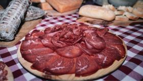 Bresaola e dieta: benefici, calorie ed esempio di menù