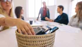 Spegnere il cellulare un giorno a settimana per vivere in salute e felici