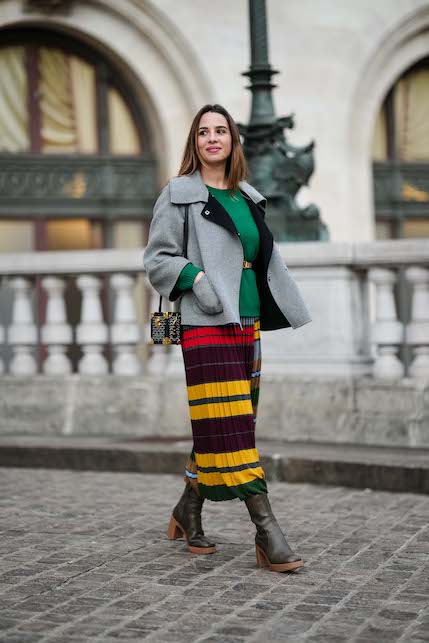 ragazza con gonna a pieghe colorata