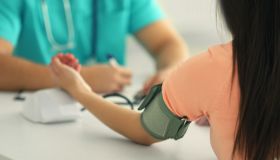 Ipertensione giovanile: sintomi, rischi e rimedi