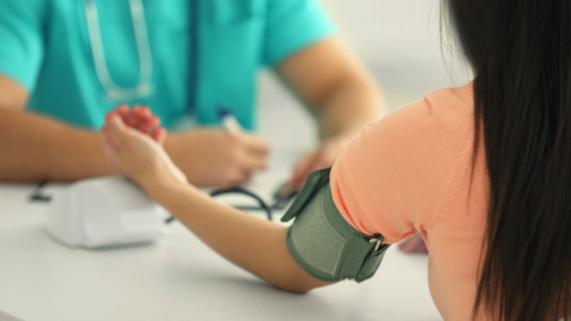 Ipertensione giovanile: sintomi, rischi e rimedi