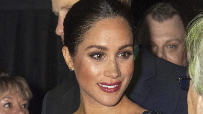 Meghan Markle splendida con l’abito scintillante. Ma i sandali rivelano l’alluce valgo