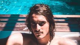 Chi è Stefanos Tsitsipas, il bellissimo tennista che ha battuto Federer