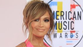 Jennifer Lopez compie 50 anni ed è più bella (e felice) che mai