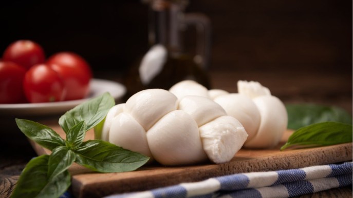 Mozzarella: le proprietà e quanta mangiarne a dieta