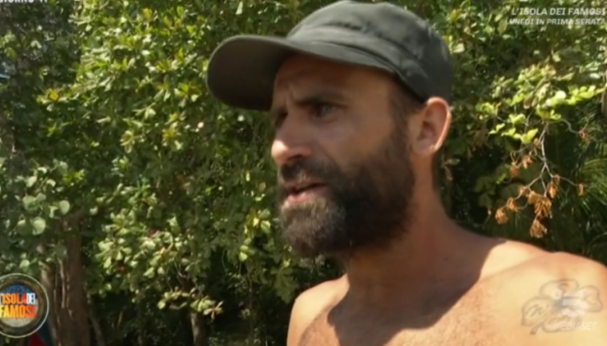 Isola, Ghezzal lascia il gioco. Arriva il bacio fra Brosio e Sarah