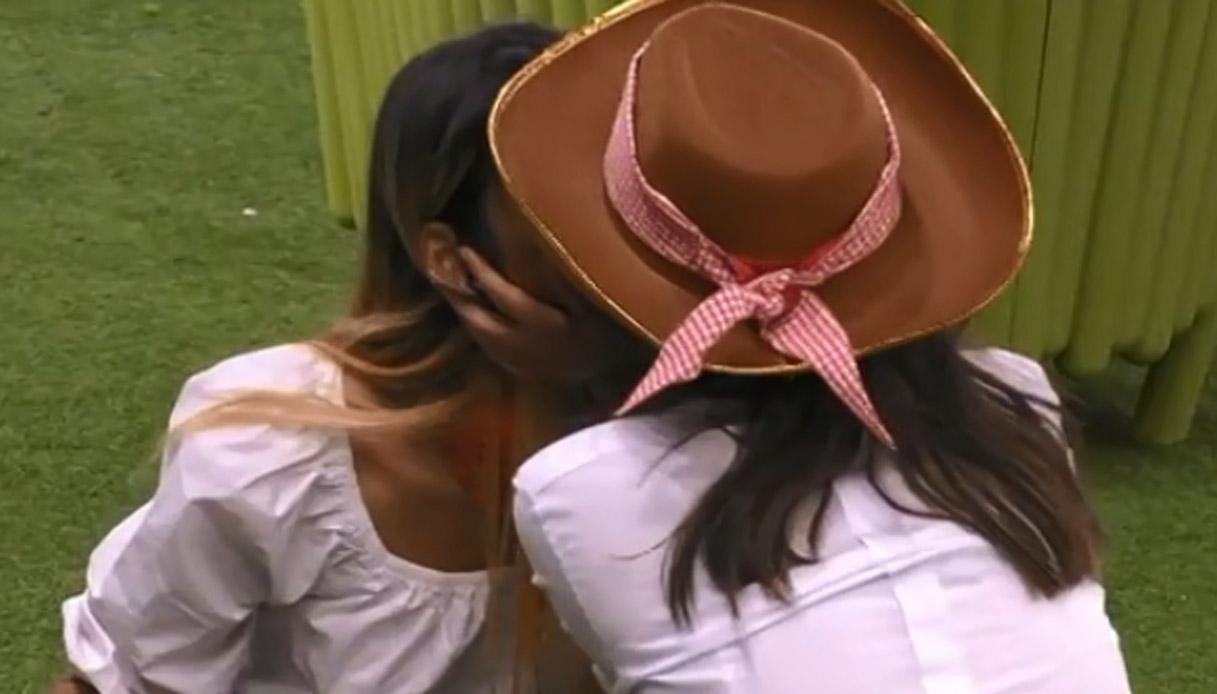 Grande Fratello, baci appassionati tra Francesca ed Erica