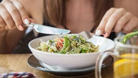 10 buone ragioni per iniziare a mangiare lentamente e come farlo