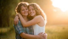 È appurato: dobbiamo abbracciarci di più per essere felici