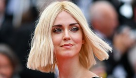 Chiara Ferragni cambia look e seduce Cannes con uno spacco vertiginoso