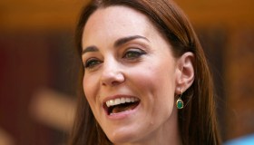 Kate Middleton in pantaloni e scarpe di tela conquista il Chelsea Flower Show