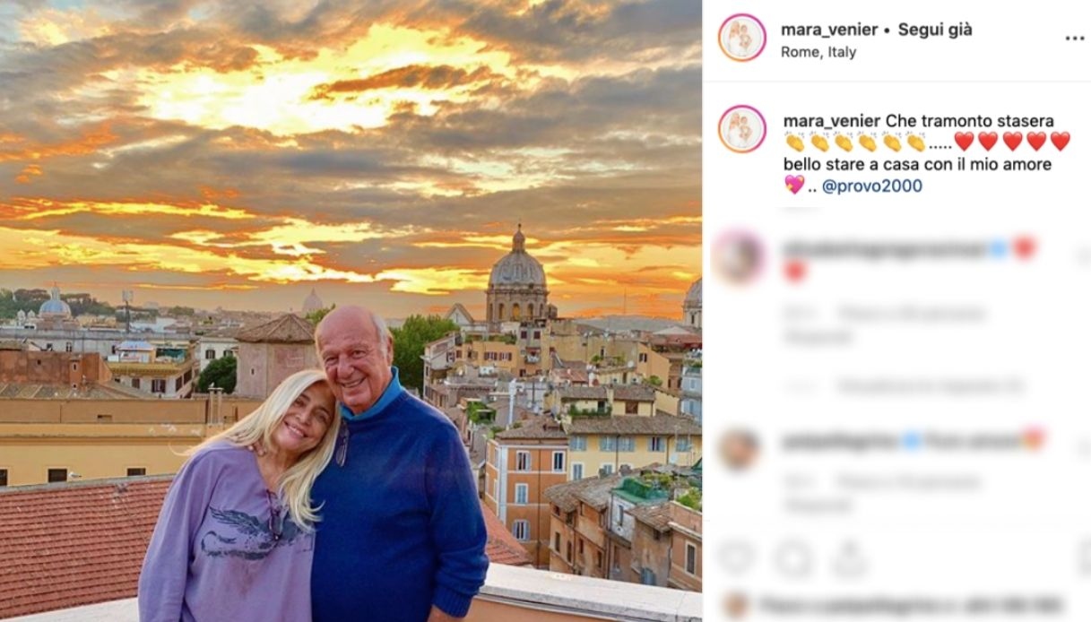 Mara Venier sorride con il marito