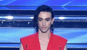 Michele Bravi torna a cantare sul palco sei mesi dopo l’incidente che ha sconvolto la sua vita