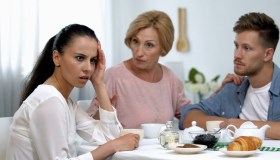 Come sopravvivere alle vacanze coi suoceri