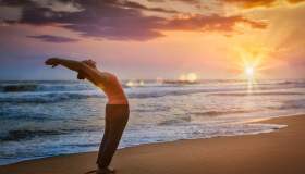 Cos’è e come si svolgono le posizioni yoga del Saluto al Sole